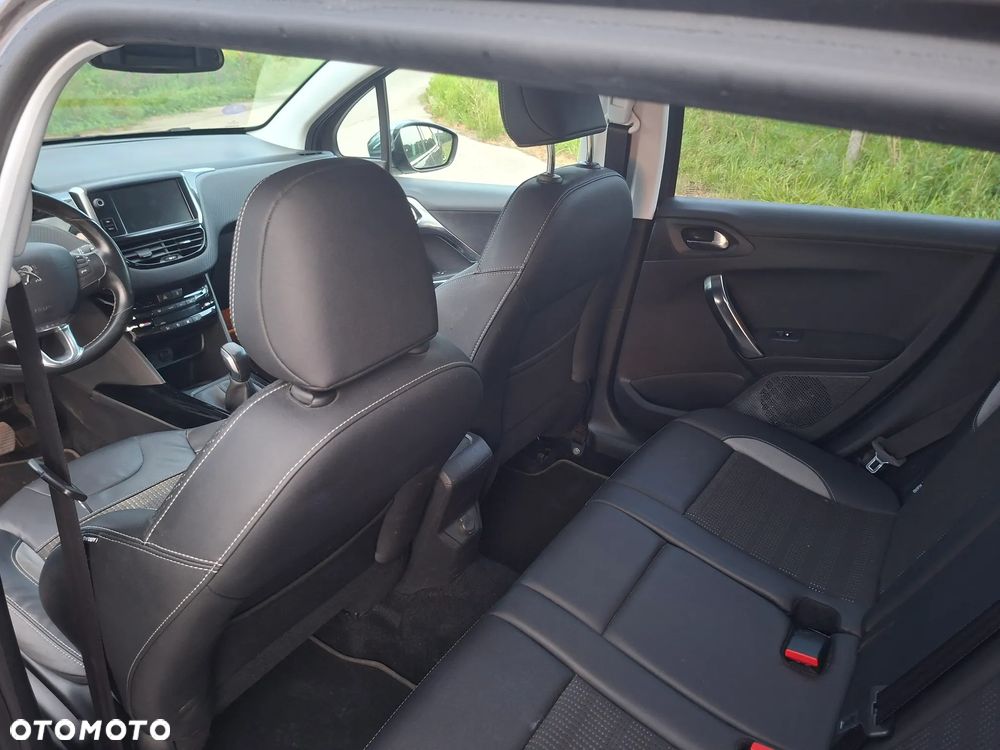 Peugeot 2008 1.2 Pure Tech Style S&S - 12