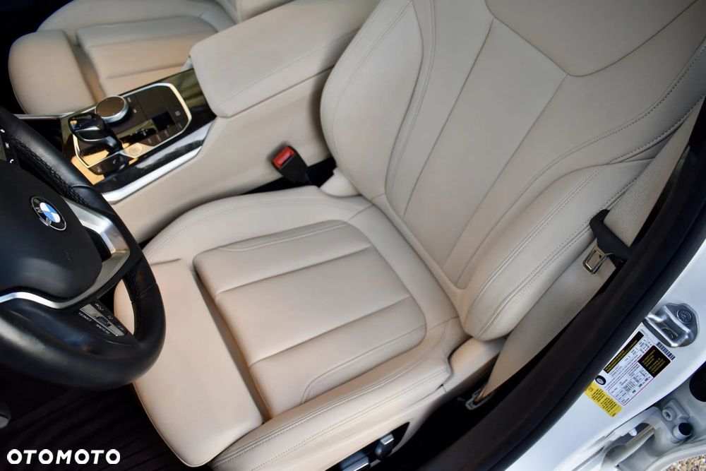 BMW Seria 3 330i - 9