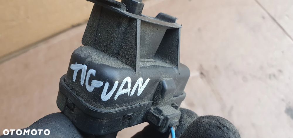 Siłownik silniczek klapki wlewu paliwa VW Tiguan I Lift 5N0810773E - 7