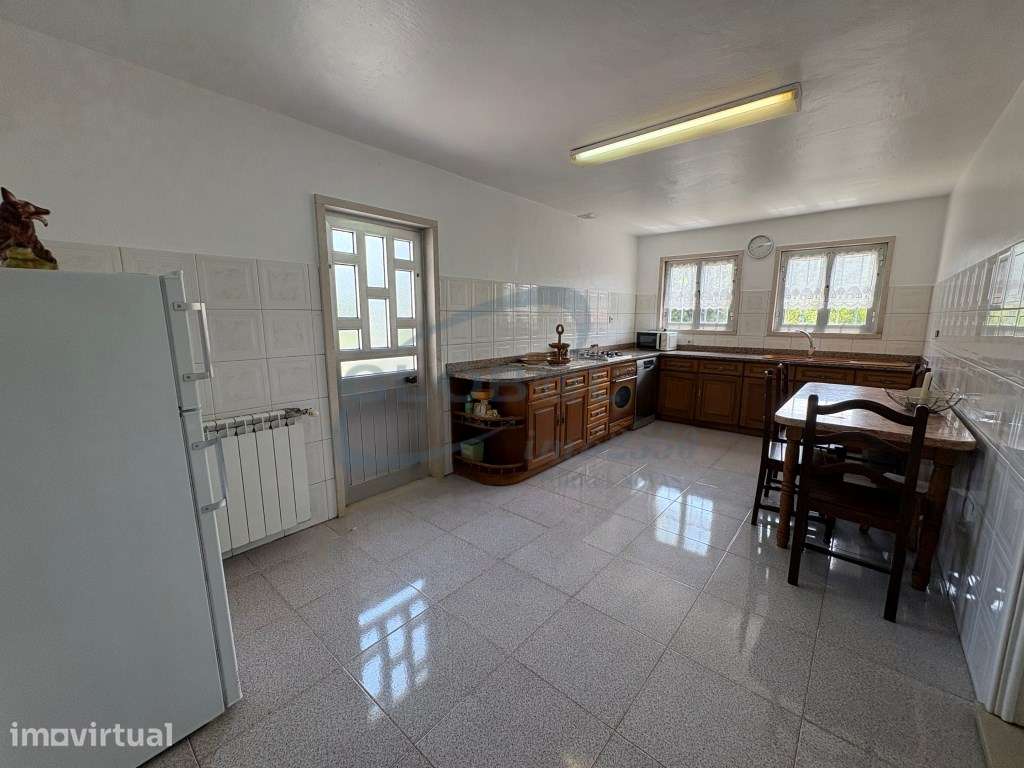 Moradia T5 com Grande Terreno Plano, Garagem, Anexos e Elevado Pote... - Grande imagem: 3/34