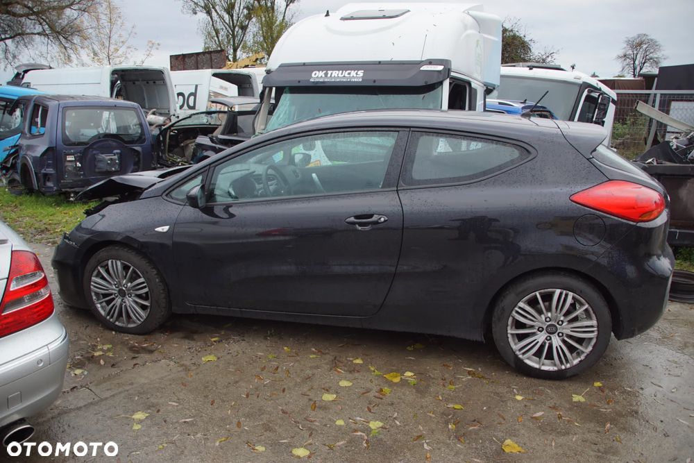 Auto na części - Kia ProCeed Pro_cee'd II 1.6 CRDI 110 KM D4FB WDJ6 WK 2014R Silnik Skrzynia Drzwi Klapa Błotnik Zderzak Lampa Szyba Lusterko Deska Kokpit Sterownik Moduł Czujnik Licznik Kierownica Panel - 8