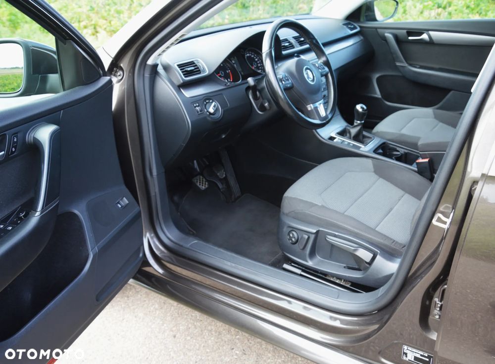 Volkswagen Passat - 17