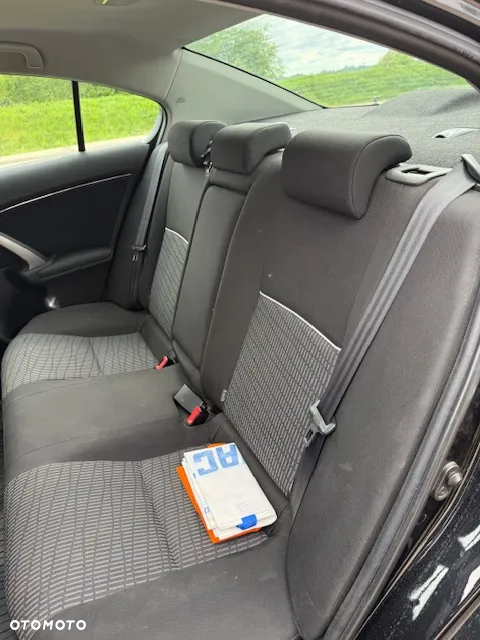 Toyota Avensis 1.6 Active - 10