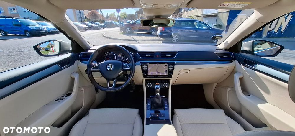 Skoda Superb 2.0 TDI Premium Edition - 13