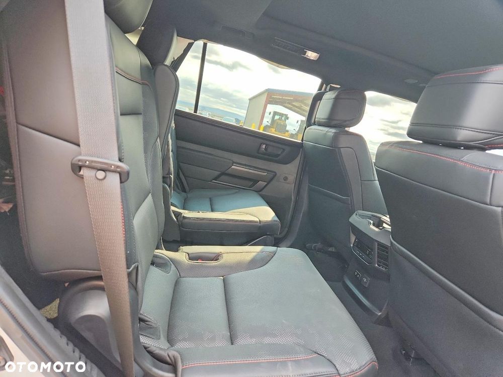 Toyota Sequoia - 8