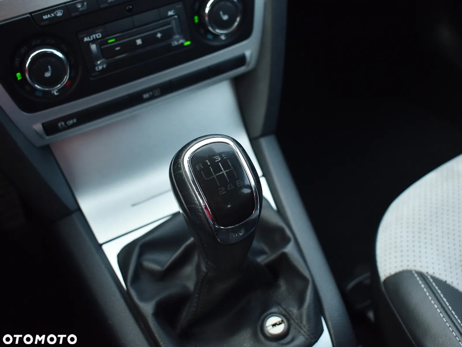 Skoda Octavia Combi 2.0 TDI DPF RS - 25