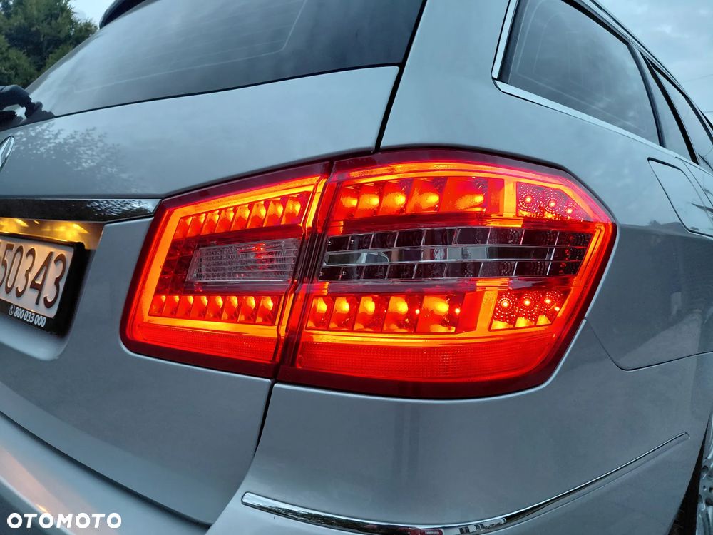 Mercedes-Benz Klasa E 300 CDI DPF BlueEFFICIENCY 7G-TRONIC Elegance - 36