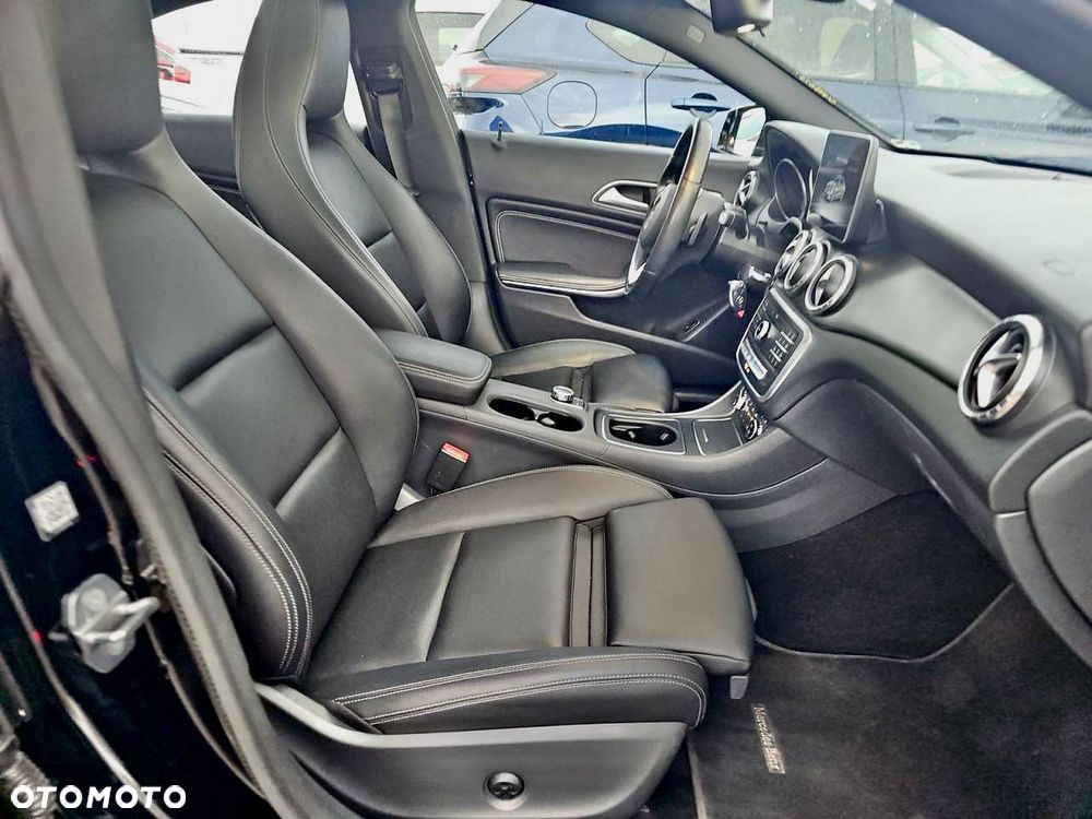 Mercedes-Benz CLA 250 4-Matic AMG Line - 11