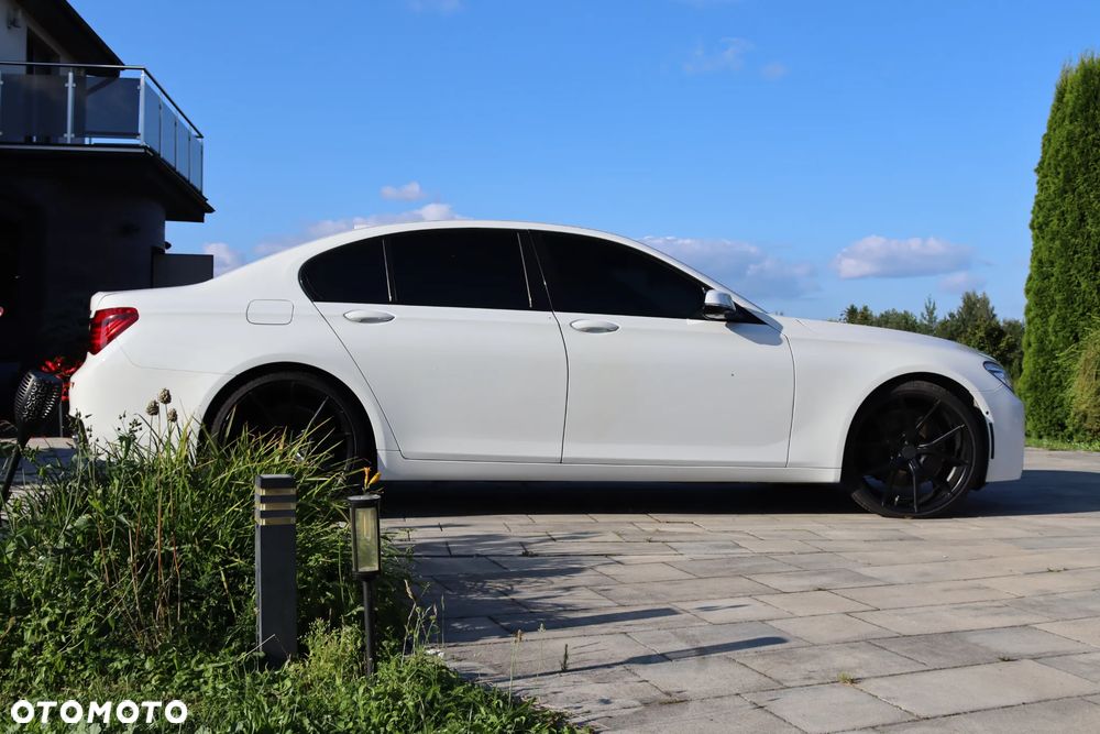BMW Seria 7 750i - 12