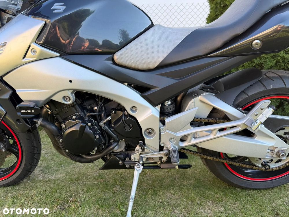 Suzuki GSR - 10