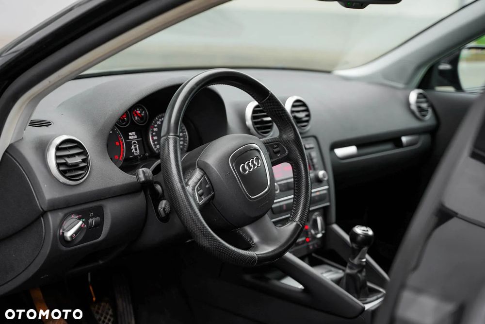 Audi A3 Sportback 1.6 TDI S line Sportpaket - 27