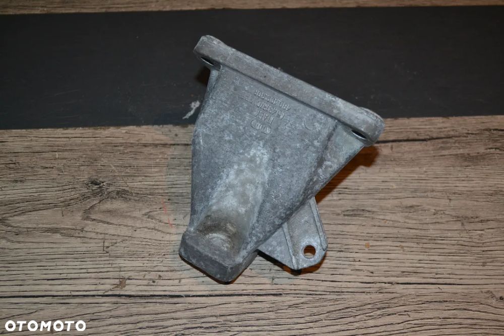 AUDI VW PASSAT B5 ŁAPA WSPORNIK MOCOWANIE SILNIKA 4B0199308 - 1