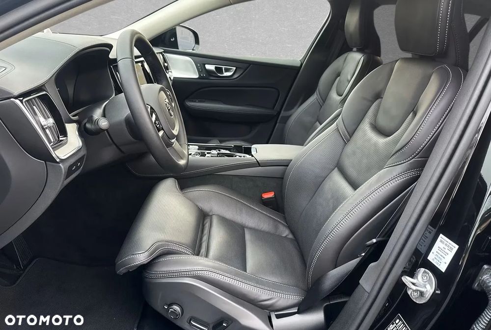 Volvo V60 T8 AWD Ultra Dark - 3