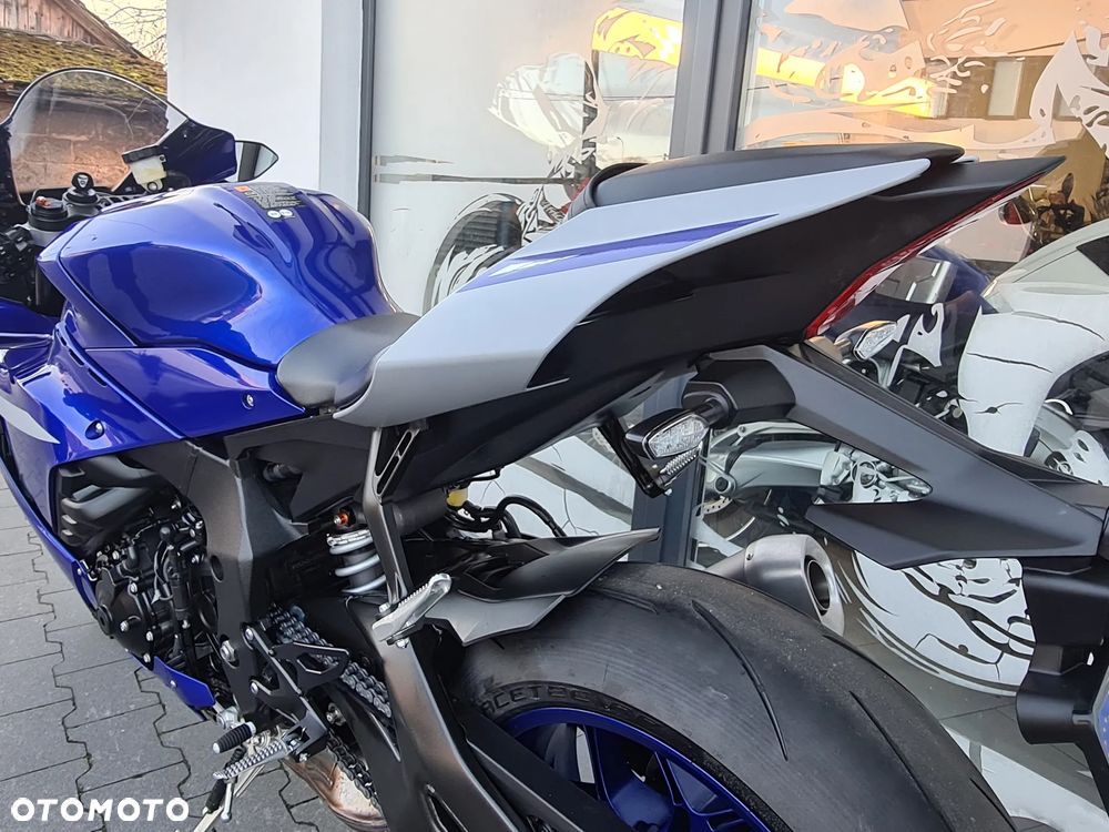 Yamaha R1 - 8