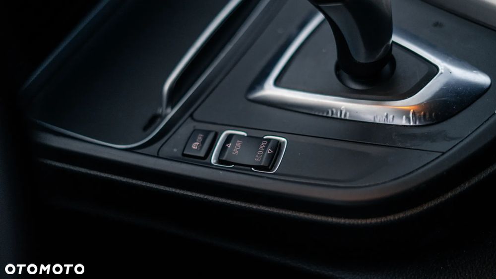 BMW Seria 3 320i GPF xDrive - 19