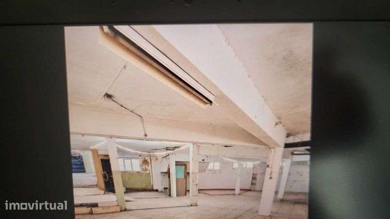 armazém  viabilidade de transformar em 2 habitação porto Boavista