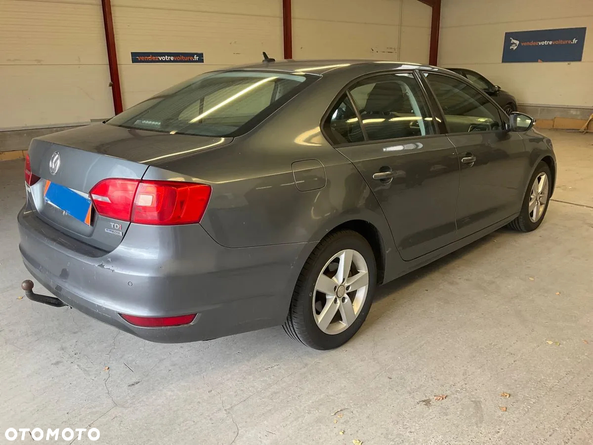 Volkswagen Jetta - 2