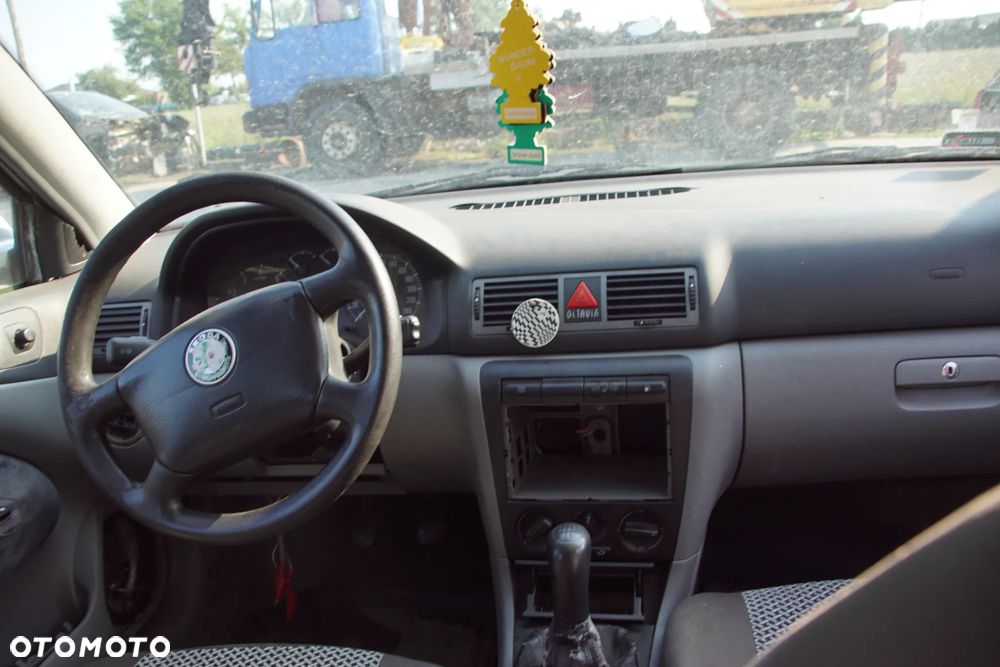 Auto na części - Skoda Octavia I 1.8 T 150 KM AGU ECW L97A 1999R Silnik Skrzynia Drzwi Maska Błotnik Zderzak Lampa Lusterko Klamka Szyba Deska Kokpit Sterownik Moduł Czujnik Licznik Panel Kierownica - 16