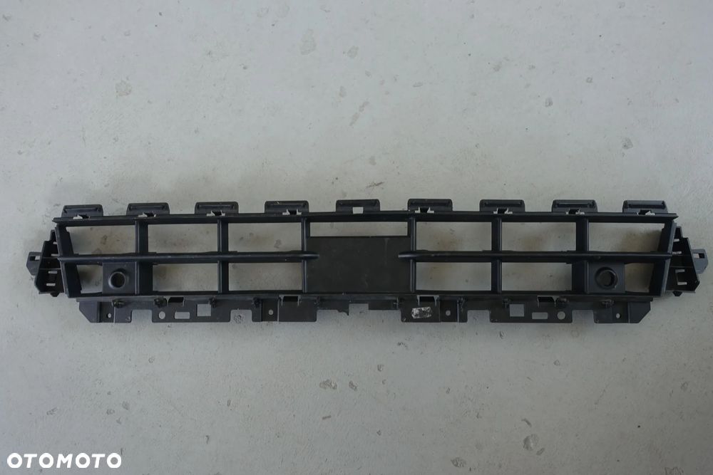 KRATKA ŚRODKOWA ZDERZAKA AUDI Q2 81A - 5