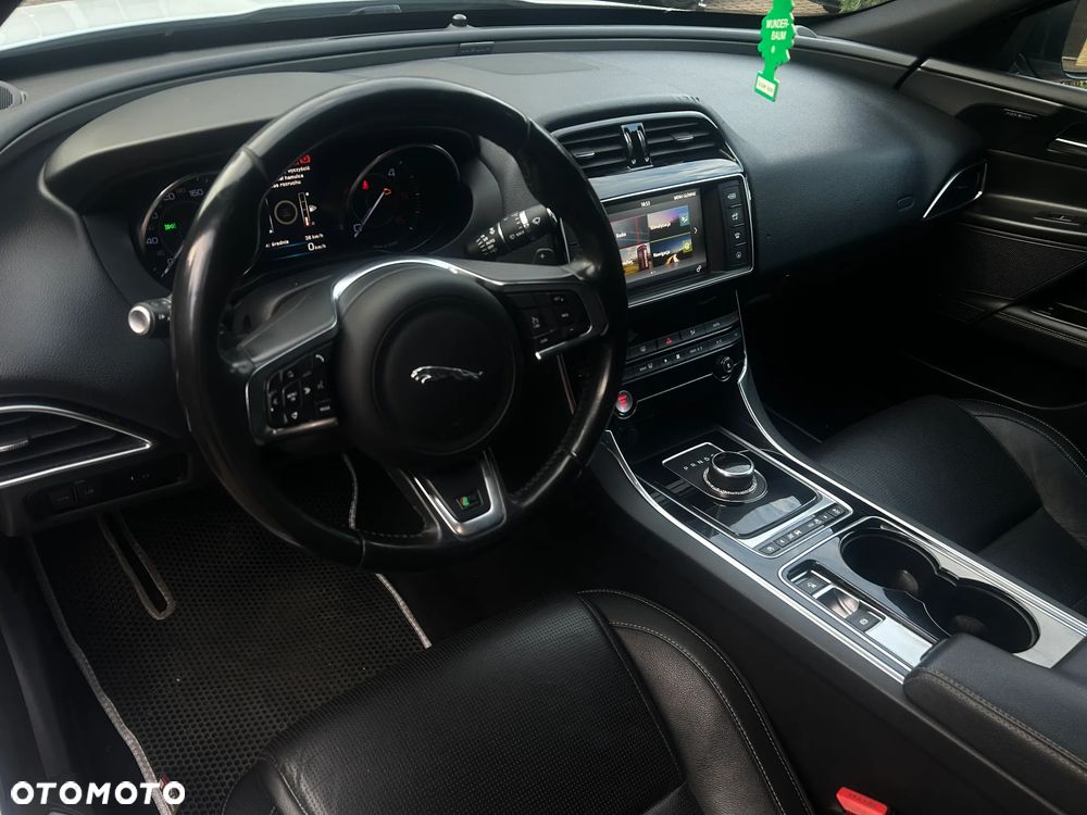 Jaguar XE 2.0 D R-Sport - 8
