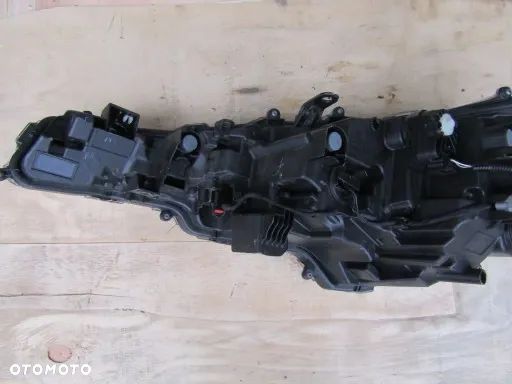 LAMPA PRAWY PRZÓD  LED TOYOTA COROLLA E21 KOMBI 20 24R - 5