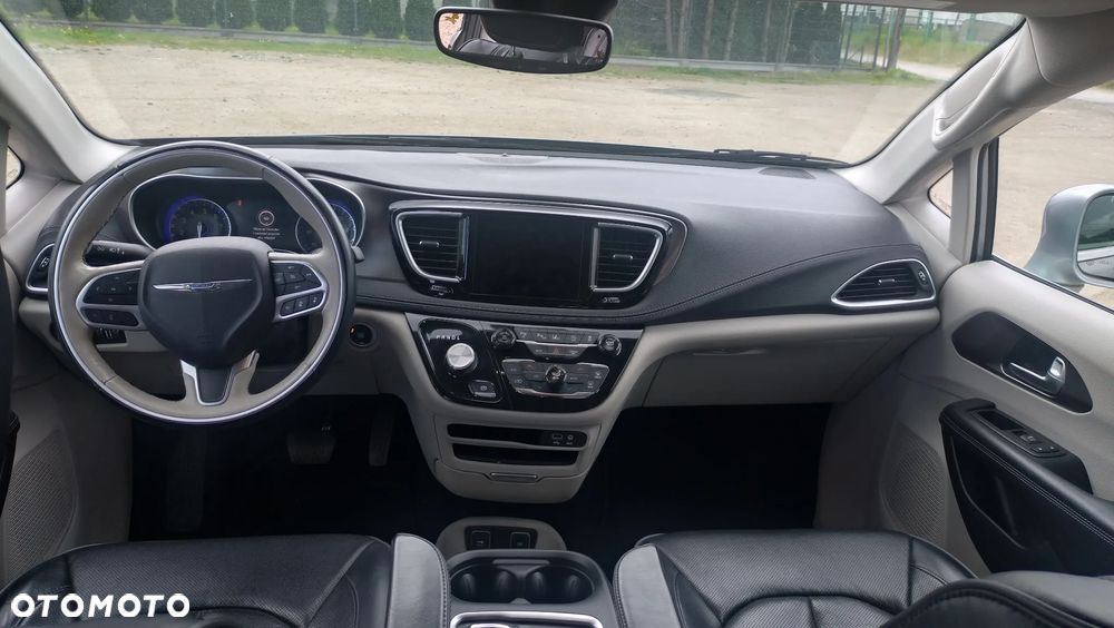 Chrysler Pacifica - 16