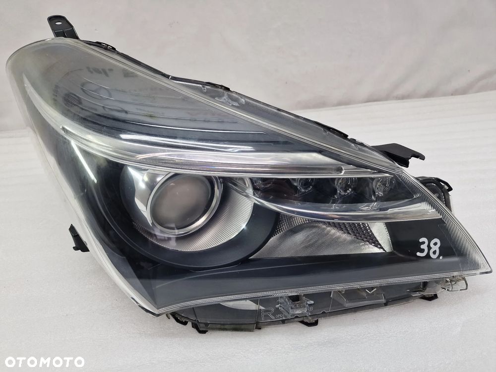TOYOTA YARIS III 3 LIFT HYBRYDA HYBRID 14- PRAWA LAMPA PRZEDNIA PRZÓD SOCZEWKA + LED , NR KOITO 0D-162 , NR AUKCJI LPP38 - 1