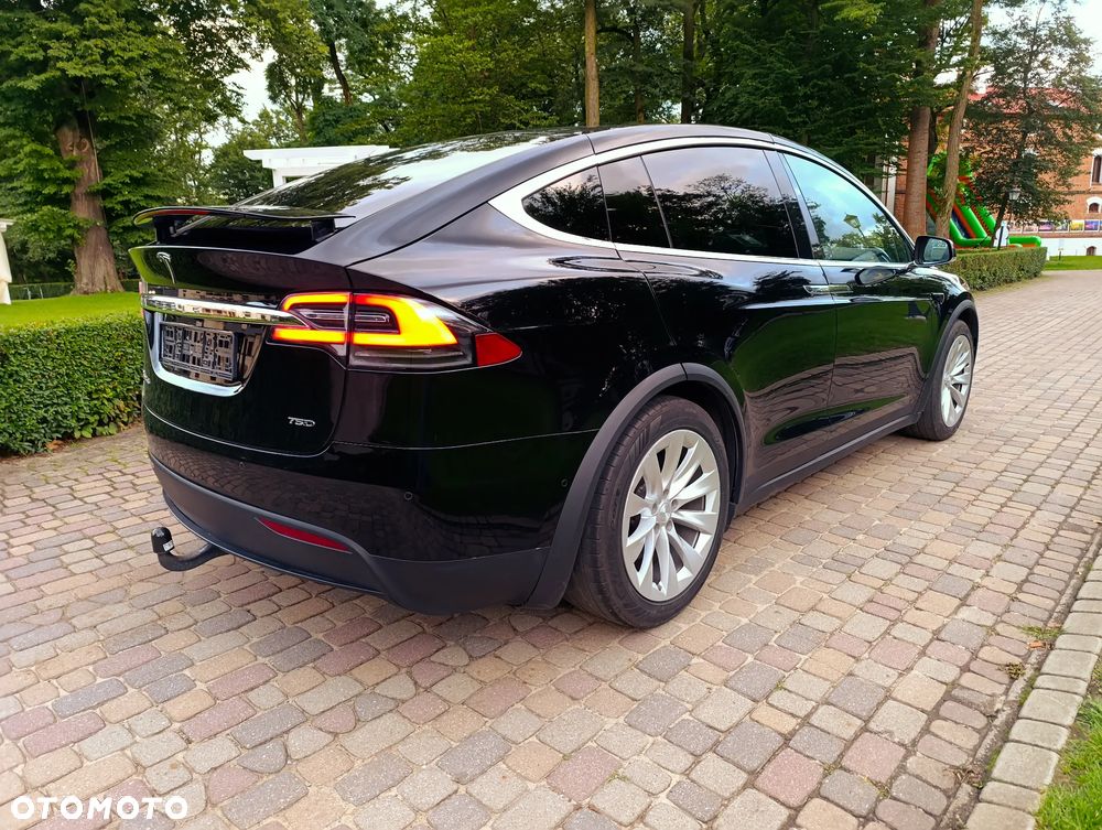 Tesla Model X - 7