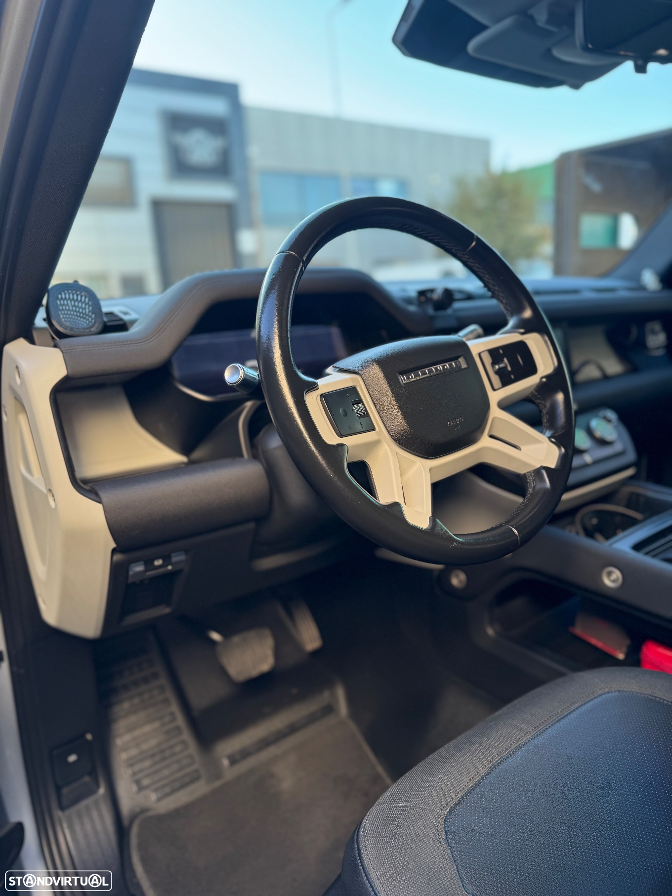 Land Rover Defender 2.0 D 110 AWD SE - 4