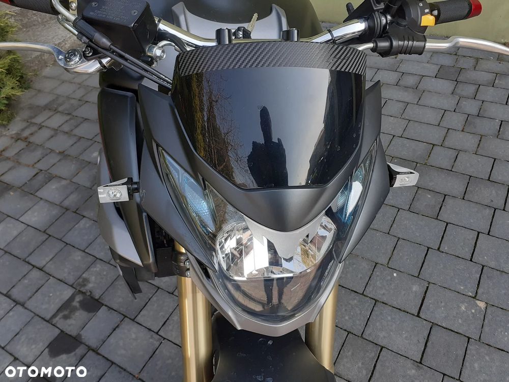 Suzuki GSR - 4