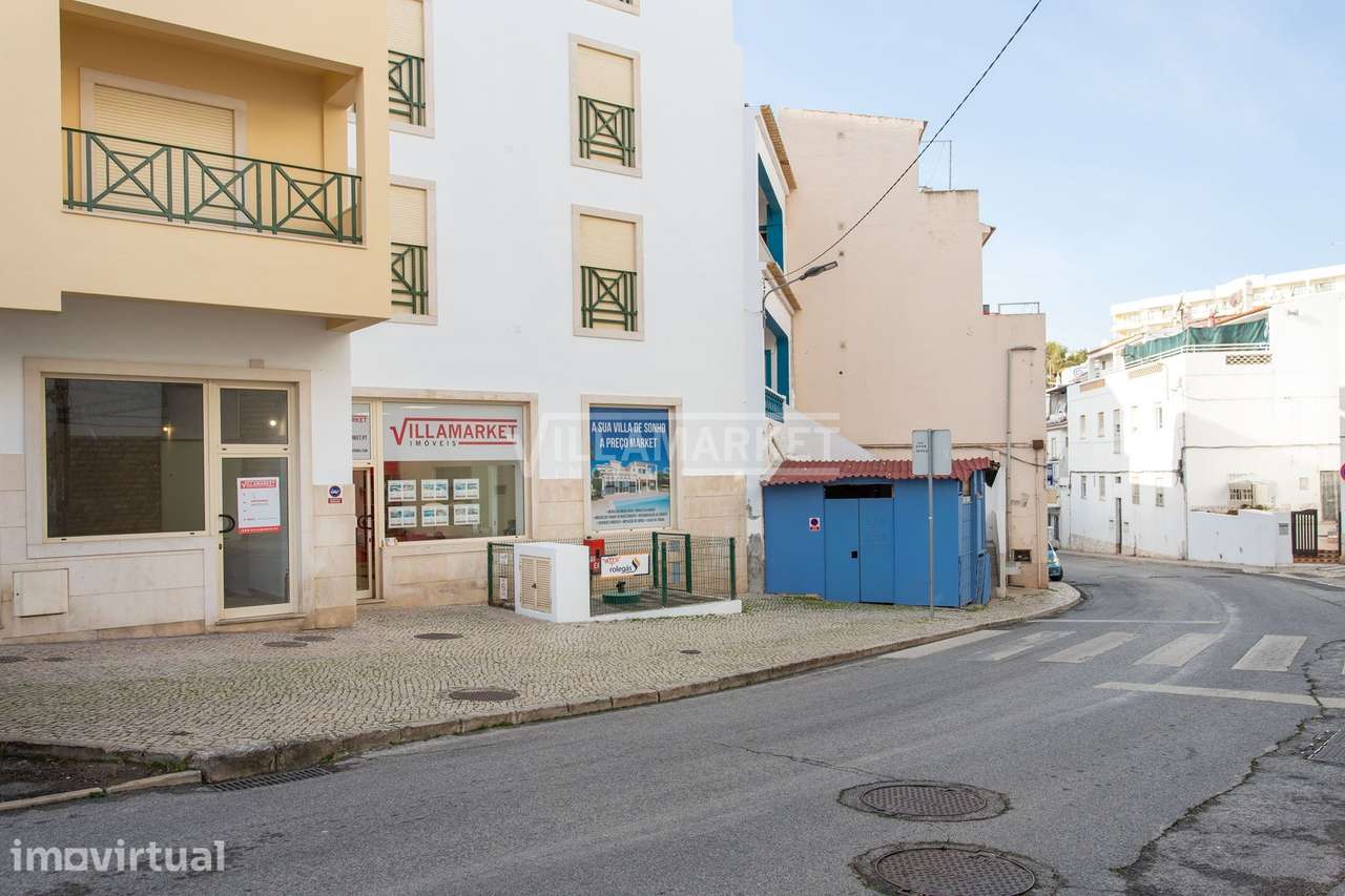 Parquemento coberto com 15 m2 situado na Rua do Mocimento das Forças A - Grande imagem: 2/6
