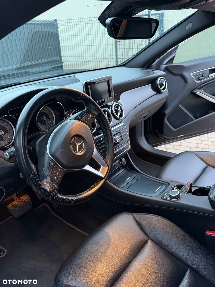 Mercedes-Benz CLA 250 7G-DCT - 12