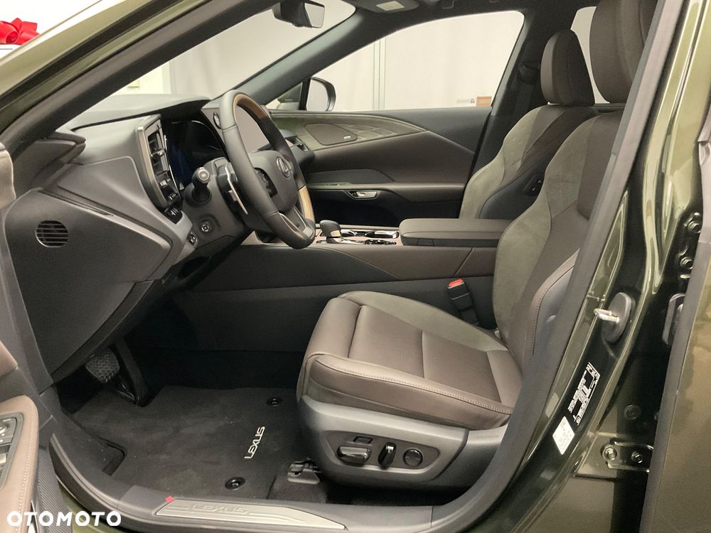 Lexus RX 450h+ Omotenashi - 12