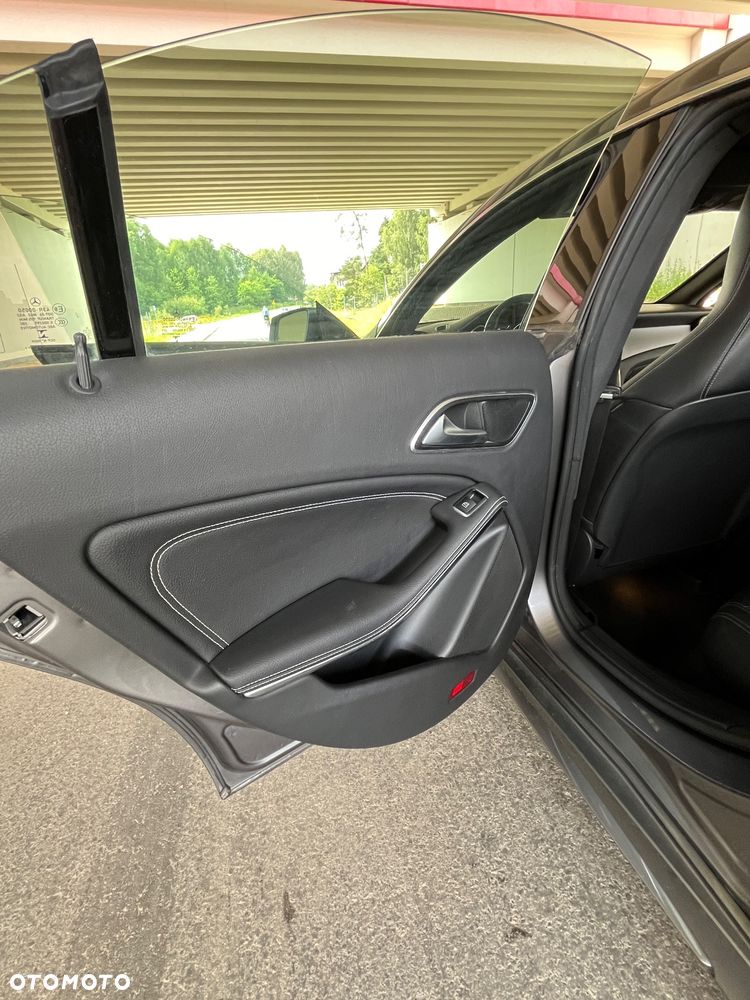 Mercedes-Benz CLA 250 4-Matic AMG Line - 24