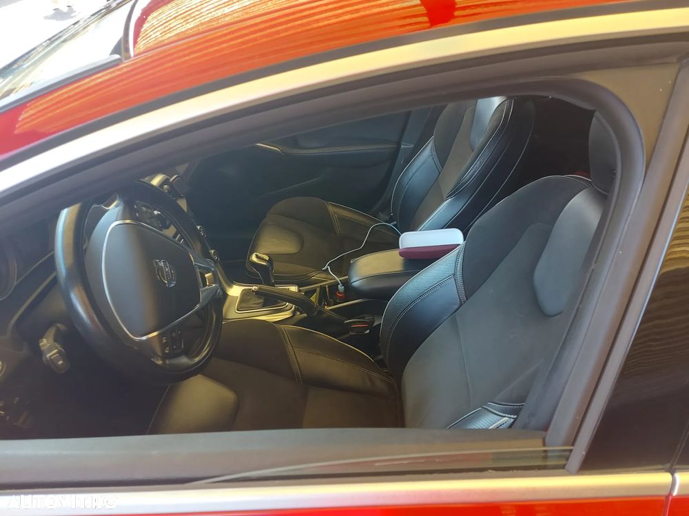 Volvo V40 D3 R-Design - 12