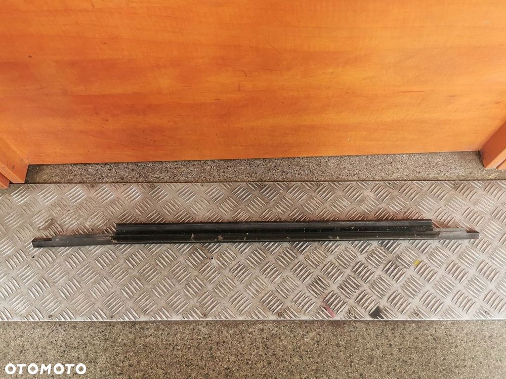 AUDI OE LISTWA SZYBY PRAWY TYŁ 8K0853764H