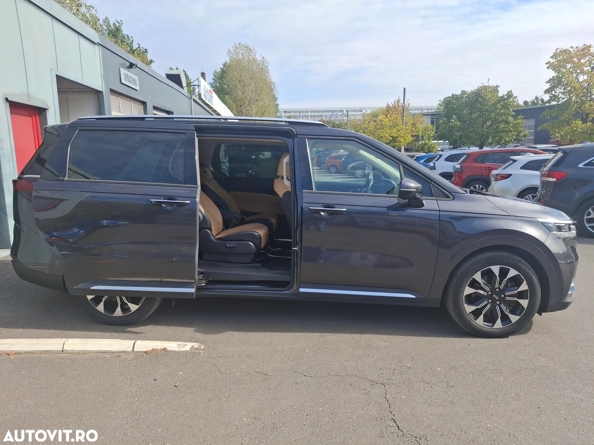 Kia Carnival - 9