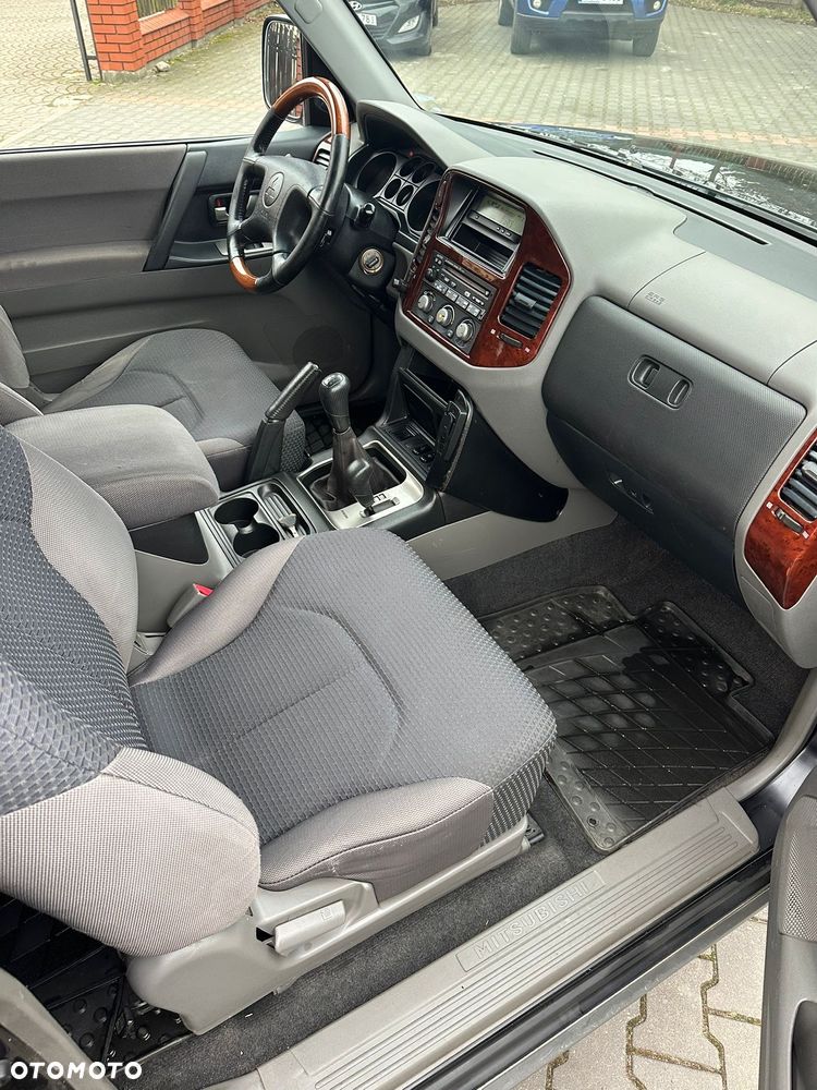 Mitsubishi Pajero - 15