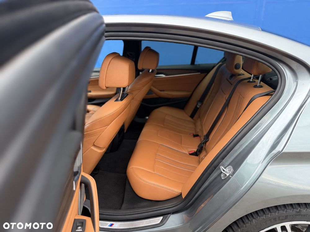 BMW Seria 5 M550i xDrive - 33