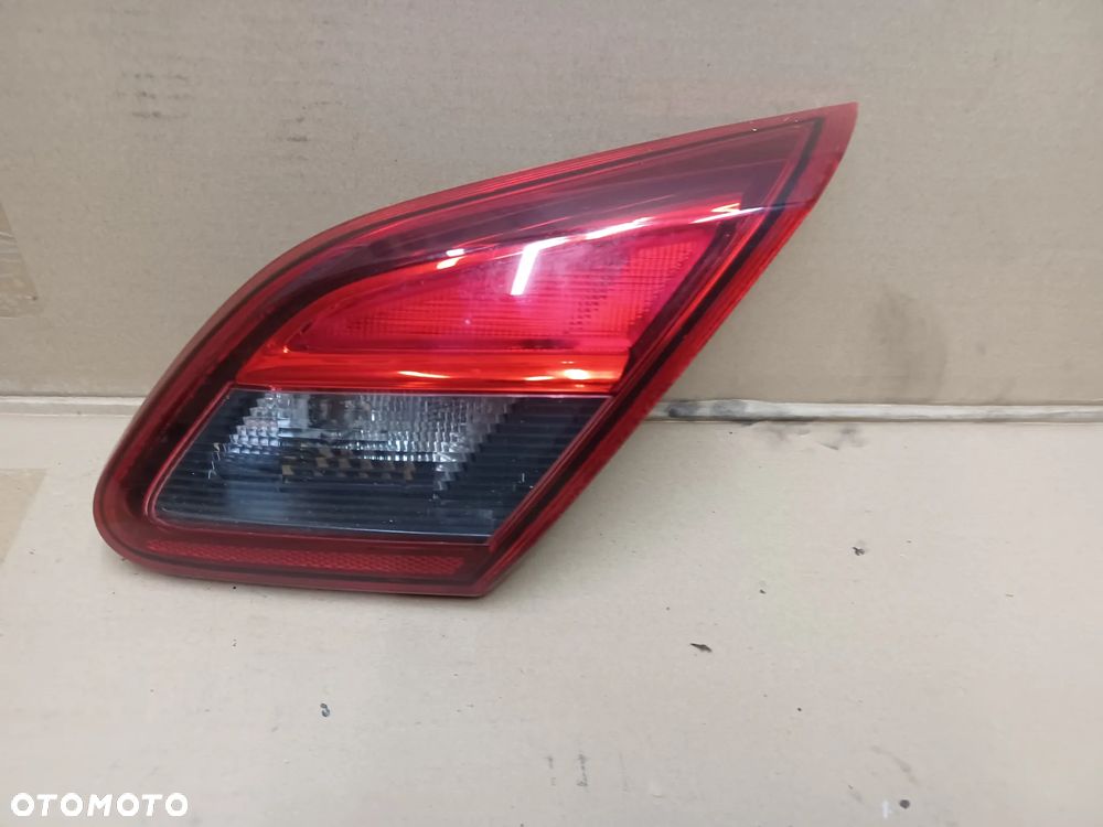 LAMPA TYLNA PRAWA W KLAPE CORSA E - 7