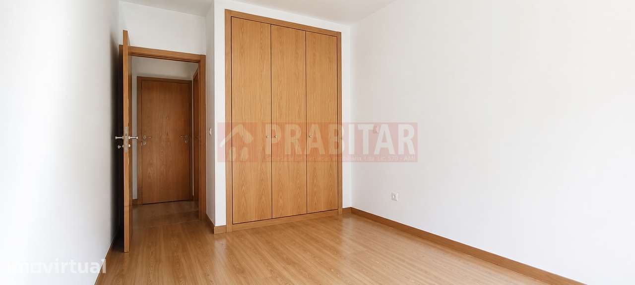 APARTAMENTO T2 COM ESTACIONAMENTO PRIVATIVO, NA SOLUM, ARRENDA-SE. - Grande imagem: 4/22
