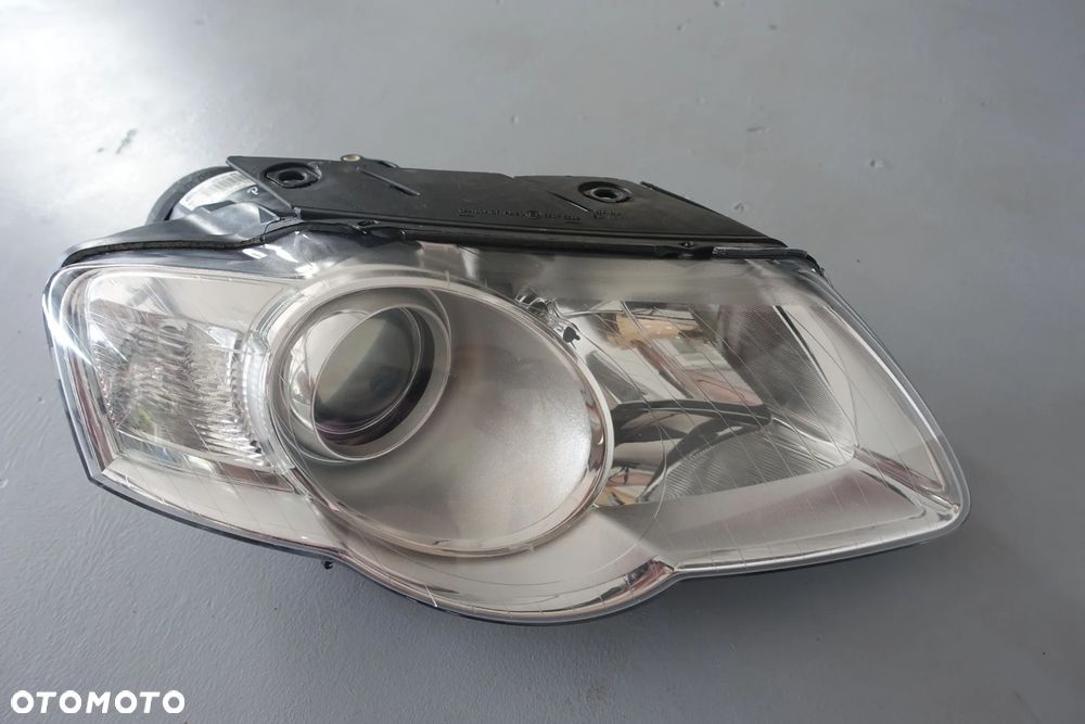 LAMPA PRAWY PRZÓD PASSAT B6 ORYGINAŁ z 2016 roku - 1