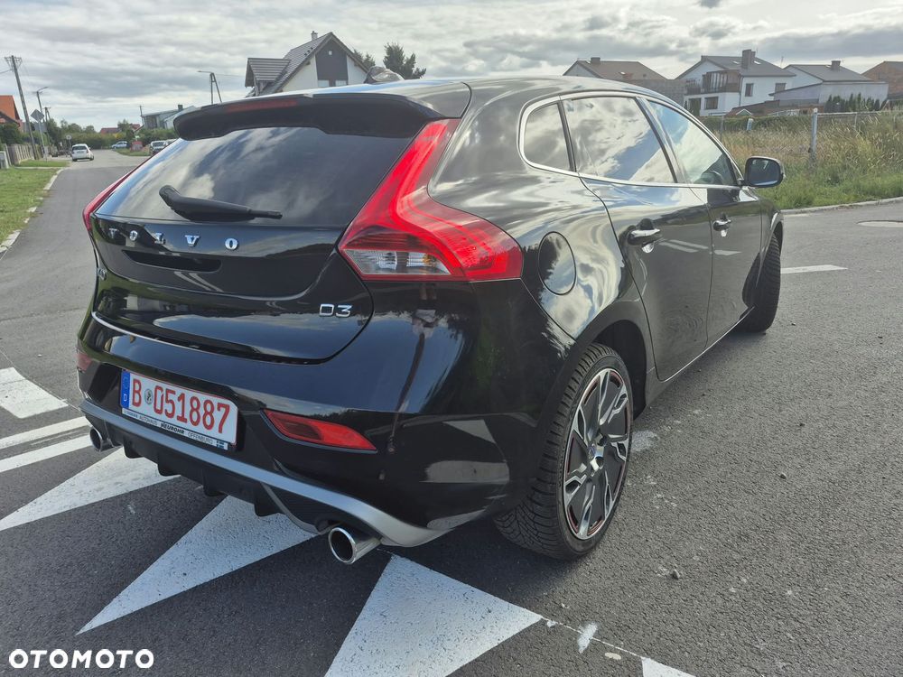 Volvo V40 D3 R-Design - 3