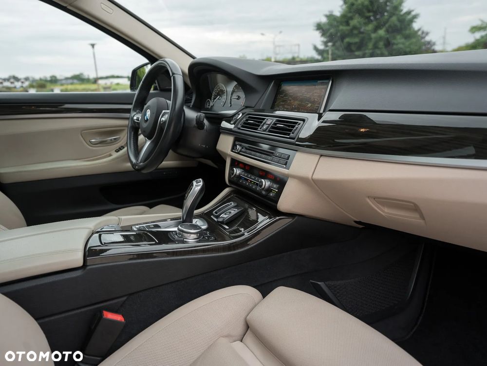 BMW Seria 5 525d xDrive Sport-Aut Luxury Line - 31