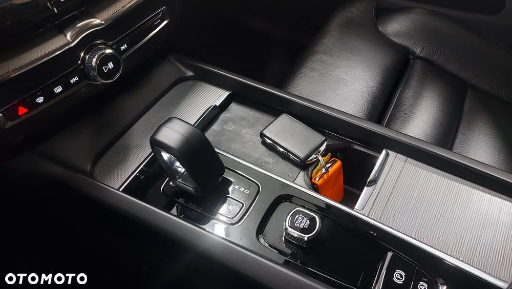 Volvo XC 60 B4 B Plus Dark - 19