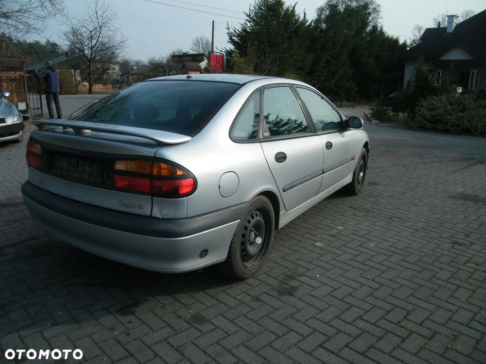 Renault Laguna I FL (98-01r.) 1.8 119KM. Silnik F4P 760 Skrzynia JB3 909 lakier MV640 – Iceberg Grey BC. Cały na części. GWARANCJA !!!  Przód Tył Zestaw Komplet Drzwi Klapa Zderzak Błotnik Maska Grill Atrapa Szyba Pas Lampa Lusterko Boczki Fotel Kanapa Kokpit Deska Rozdzielcza Przełącznik Włącznik Sterownik Przewody Wiązka Instalacja Moduł Komputer Czujnik Listwa Pompa Alternator Wtryski Głowica Rozrusznik Kompresor Sprzęgło Dwumas Silnik Skrzynia ABS Klimatyzacji Paliwa Wspomagania Kolektor Turbina Przepustnica Zawór Chłodnica Koło Hak Belka Sanki Zawieszenie Mcpherson Półoś Amortyzator Wydech Tłumik Zacisk Most - 8