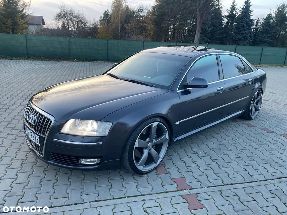 Audi A8 4.2 L Quattro - 4