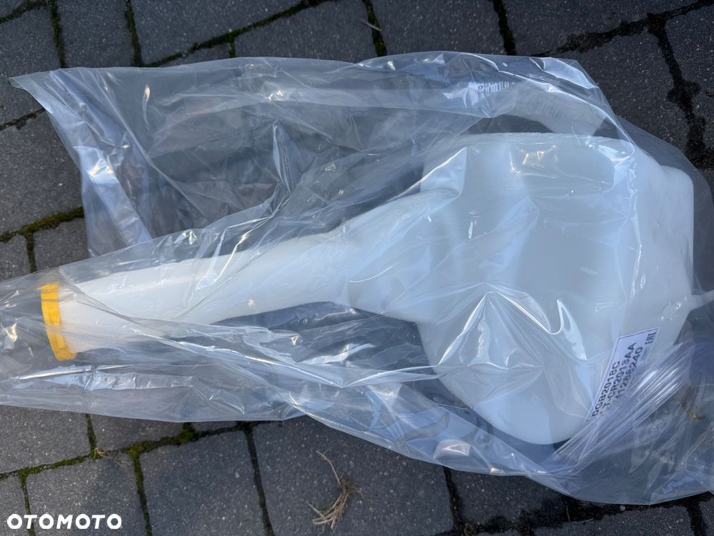 Dodge Challenger 15- zbiorniczek spryskiwacza