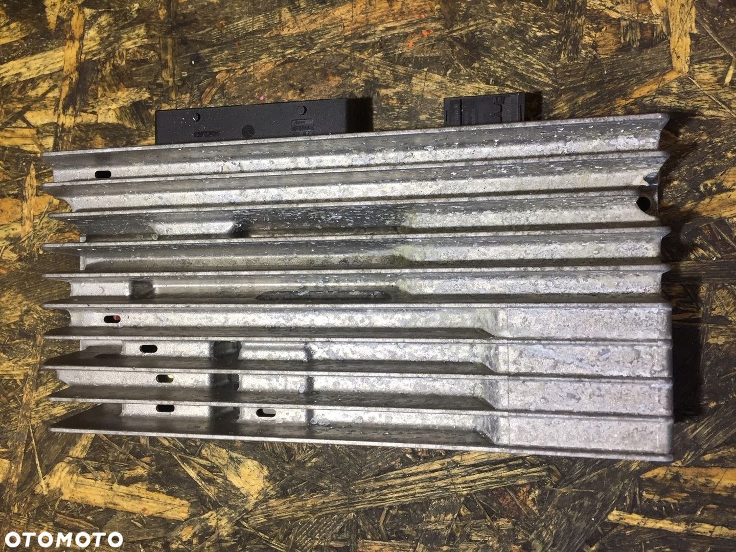 AUDI A4 B8 A5 8T WZMACNIACZ BANG OLUFSEN 8T0035223S - 1