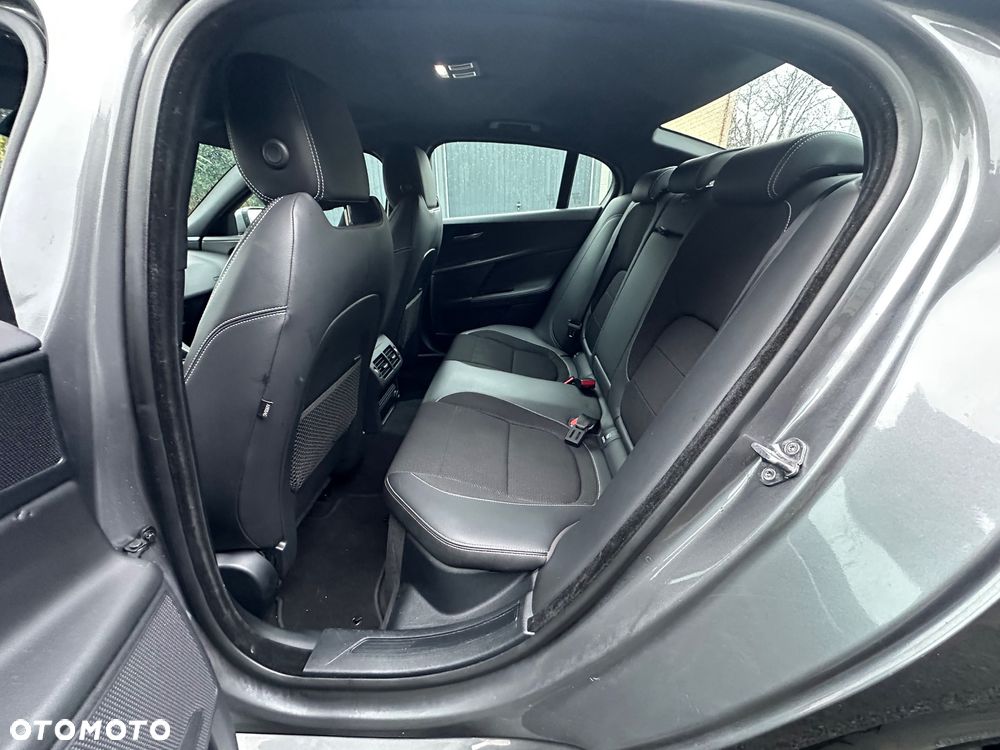 Jaguar XE 20d R-Sport - 10